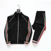 1 Herrspårets designer Mens Tracksuit Luxury Men Sweatsuits Lång ärm klassisk modeficka som kör casual man kläder kläder byxor jacka två bit zp03