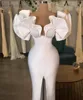 Underbara ruffles från axel sjöjungfru bröllopsklänningar Dubai Saudiarabiska vita satin pärlstav V -hals vintage brudklänningar främre delade sexiga vestidos de novia cl2853
