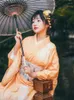 Ethnische Kleidung, japanischer Stil, traditioneller Damen-Kimono, gelbe Farbe, schöne Drucke, Yukata-Bademantel, Cosplay-Pografie-Kleid