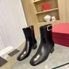 Modische Martin-Stiefel mit dicken Sohlen sind für Frauen sowohl bequem als auch lässig und werden jedes Jahr gerne getragen. Sie zu tragen sieht cool aus 35-42