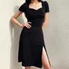 Sukienki imprezowe Square szyi elegancka zrogowa czarna sukienka z boku podzielone krótkie rękaw swobodne żeńskie gotyckie letnie sundress sexy