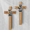 クリスマスの装飾木の十字架がひざまずく祈りの子供の装飾を吊るす祝福の壁の手作りの屋外の飾りを
