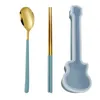 Set di stoviglie Set di posate portatili in acciaio inossidabile 304 con scatola di immagazzinaggio per chitarra Bacchette Forchetta Cucchiaio Coltello Stoviglie da viaggio per adulti per bambini