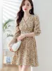 Casual klänningar 2023 Kvinnor Autumn Fashion Bohemian Gold Floral Print Dress High Waist V Neck Short-Sleeve Holiday Party Mini Retro