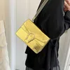 Läder glansiga kvinnor 2023 Ny modekedja Crossbody Small Square med flip dubbel spegel ansikte trendig butik axelväska clearance försäljning