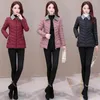 Trench da donna Piumino leggero Cappotto corto Straniero 2023 Cappotto stampato Madre di mezza età Parka Autunno Inverno Capispalla femminile