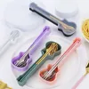 Set di stoviglie Set di posate portatili in acciaio inossidabile 304 con scatola di immagazzinaggio per chitarra Bacchette Forchetta Cucchiaio Coltello Stoviglie da viaggio per adulti per bambini