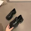 Klänningskor Kvinnor Designer Fashion Square Toe Chunky hälen Loafers British Style Small Leather Shoes Platform High Heels 220309