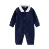 新しいファッションの新生児デシンジャーベビーロンパーブランドレタープリント長袖ジャンプスーツ100％コットン快適な幼児の男の子の服