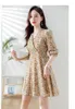 Casual klänningar 2023 Kvinnor Autumn Fashion Bohemian Gold Floral Print Dress High Waist V Neck Short-Sleeve Holiday Party Mini Retro