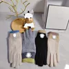 Invierno nuevos guantes de lana moda para hombre para mujer guantes de dedo cálido forro de felpa otoño guante de punto diseñador CSD2310317