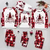 Familjsmatchande kläder 2023 Julpyjamas Set Santa Tree Print Mom Dad Kids 2 Pieces Passar Baby Dog Romper Sleepwear Look 231030