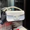 Ny liten fyrkantig handväska kvinnors underarm trendiga gatuskyttearbetares snap flip butik axelväska clearance försäljning