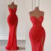 Sexy rote Meerjungfrau-Abendkleider, Knochenmieder, Pailletten, herzförmige Falten, Party-Abschlussballkleid, Sweep-Zug, geteilte Falten, langes Kleid für besondere Anlässe