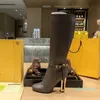 Siyah gerçek deri yüksek topuklu diz çizmeleri blok topuk tokası dekorasyon moda uzun boylu bot kesim detayları ve altın renkli metal yan yarım fermuar ayakkabı boyutları