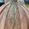 Glitter Pink QuinCeanera Dress V-ringningsapplikationer spetspärlor med Cape Cut-Out-paljett för 15 flickor Bollformella klänningar