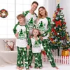 Familjsmatchande kläder 2023 Julpyjamas Set Santa Tree Print Mom Dad Kids 2 Pieces Passar Baby Dog Romper Sleepwear Look 231030