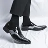 Kleidschuhe Großbritannien Mode Männer Spitz Schwarz Gold Niet Charme Lässige Penny Loafers Formale Hochzeit Schuhe Zapatos Hombre