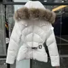 Designer-Damen-Pufferjacke, Daunenjacken mit echtem Pelzkragen, besticktem Abzeichen, Kapuzenmantel, warme Winterjacke mit Gürtel, Damen-Designerkleidung, Größe 1/2/3/4