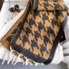 Sjaals Winter Vrouwen Warme Sjaal Dames 2023 Nieuwe Mode Kwastje Lange Sjaals Kleur Match Hijab Houndstooth Halsdoek Kasjmier Imitatie Q231031