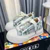 Designer bubbla skor tvålopera sneakers plattform kvinnor ny mjuk botten tiggarskor metall stift dekorativa brädskor kamera stil canvas casual skor sport