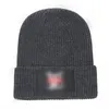 새로운 럭셔리 비니 디자이너 겨울 비니 남녀 패션 레터 디자인 니트 모자 가을 모직 모자 기하학적 유니스세 섹스 따뜻한 두개골 모자 A2