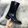 Designer de moda feminina meados de bezerro salto alto botas de chuva deslizamento à prova dwaterproof água baixo tamanho sólido salto robusto design fivelas sapatos