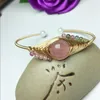 Bangle FYJS unieke lichtgeel goudkleurige draadwikkel roze roze kwarts open groene turkoois stenen sieraden