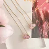 Śliczne damskie różowa koniczyka naszyjnik butik projektant wisiorek Naszyjnik Nowy prosty styl mody biżuteria długie łańcuch Bożego Narodzenia Naszyjniki