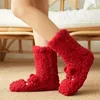 Meias femininas inverno piso veludo espessamento quente coral animal gráfico estilo japonês calçados para casa antiderrapante