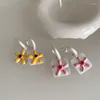 Dangle Küpeler Aomu Tatlı Pembe Sarı Beyaz Çiçek Metal Emaye Emzirsiz Geometrik Kare Dikiş C-şekilli Damla Kadınlar için