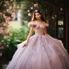 ピンクの光沢のある恋人ボールガウンQuinceaneraは肩から離れていますレース3dflowerコルセットスイート15 Vestidos de 15 Anos