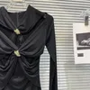 Women's T-skjortor Borvemays veckade stretchtoppar kvinnor V-ringning sexig metallknapp design fast färg lång ärm Slim T-shirt vinter 2023