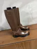 Sapatos estilo euro outono e inverno botas de chuva mais recentes botas femininas apartamentos rendas com zíper carta aberta fivela emenda design tamanho 35-41 botas de joelho