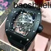 Designer Men tittar på Richrdsmilers Mechanical Movement Tourbillon Ew Rich Ermens Serie Sceram Icmanua Lmachi Nery499x4 27mm M Enswat Chrm0 55Bla Ckcer Amicb Lack