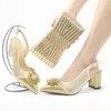 Zapatos de vestir 2023 Diseño italiano y bolso a juego en color dorado Decorar con bombas de diamantes de imitación para fiesta de bodas