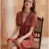 Großhandel Nachtschlafkleid Sexy V-Ausschnitt Satin Kurzarm Pyjamas Eisseide Spitze Damen Lounge Wear Nachtkleid für Damen