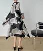 Arbetsklänningar Alsey Miyake veckade vintage oregelbunden kontrastfärg tvådelar set 2023 koreanska mode trendiga kvinnor topp lös plusstorlek kjol