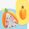 Creative Funny Doll Morot Rabbit Plush Toy Fylld mjuk kanin som gömmer sig i jordgubbspåse Toys for Kids Girls Birthday Present 9.84 tum / 25cm LA865