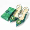 Zapatos de vestir 2023 Diseño italiano y bolso a juego en color dorado Decorar con bombas de diamantes de imitación para fiesta de bodas