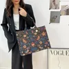 Torby na zakupy haftowane torby dla kobiet dla kobiet wysokiej jakości nylonowe torba na ramię luksusowe torebki i torebki projektant torba na zakupy 231031