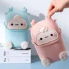 Bidoni per rifiuti Kawaii Mini Pattumiera Desktop Bidone della spazzatura Home Office Pattumiera Cartone animato Simpatico cestino per rifiuti Domestici Decorazione della camera dei bambini 231031