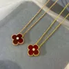 Diseñador de moda 4/Trébol de cuatro hojas V Oro Cuatro Hierbas Abanico dorado Collar de un solo diamante Mujer Fritillaria blanca Ágata roja Colgante clásico 18 Rosa K Cerradura Cadena de hueso