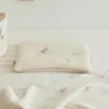 枕生まれた赤ちゃん枕夏メッシュ綿の通気性汗吸い枕ベビールーム装飾のためのかわいいクマのパターン刺繍231031