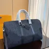 Роскошные дизайнерские модные унисекс Duffel Bags Totes 2023 Обязательно для модных влиятельных лиц высококачественные подлинные кожаные женщины и мужские сумочки