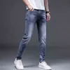 Calças jeans de marca de moda Kong Hong para homens vestem calças justas elásticas para primavera e verão com pés pequenos