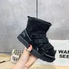 Botas de diseñador de lujo para mujer, zapatos de algodón de arrastre de lana con Velcro, de invierno, con suela gruesa, cálidas, de tubo corto, sandalias para botas de nieve