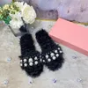 2022 Сандалии Зимние слайдные женские сандалии тапочки дизайнерские роскошные шерстяные квартиры Жемчужные резиновые шлепанцы