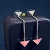 Huggies Triangle Stud Steel Pendings para mujeres de alta calidad Moda invertida Geom￩trica Carta Diamante encanto
