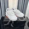 Women Shoes Platform Sneakers المدربين أصليين جلد أسود أبيض أبيض على أحذية المشي لمسافات طويلة غير رسمية أحذية قارب طيران في الهواء الطلق مع صندوق NO410